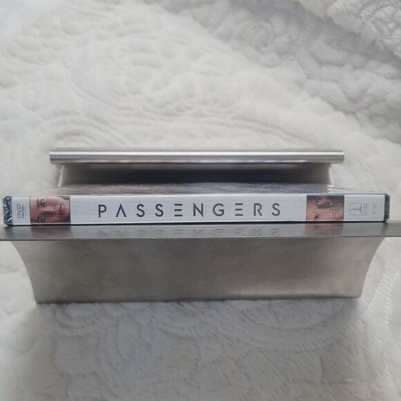 Passengers DVD Jennifer Lawrence Chris Pratt New Sealed - Picture 3 of 6